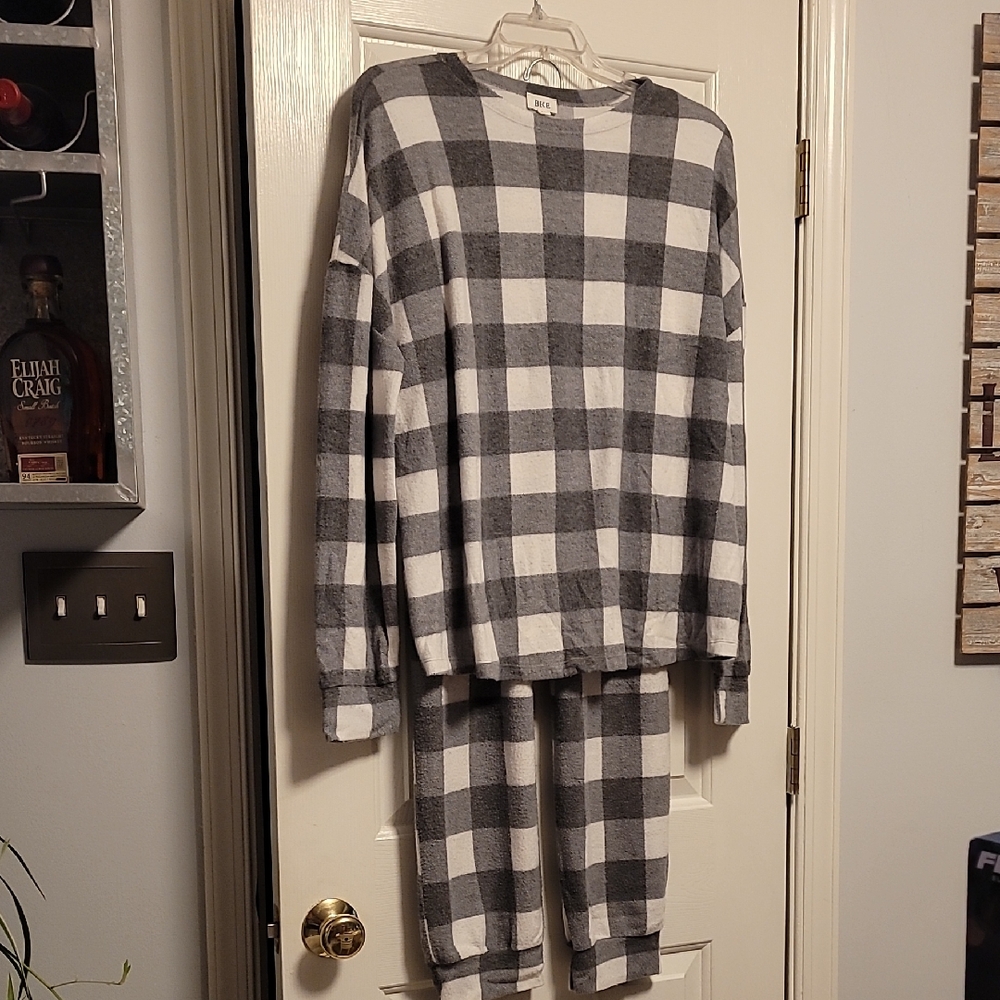 BKE Gray and White Patterned Lounge Set - Picture 1 of 6